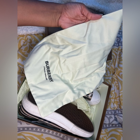 Burberry shoes - Picture 2 of 6